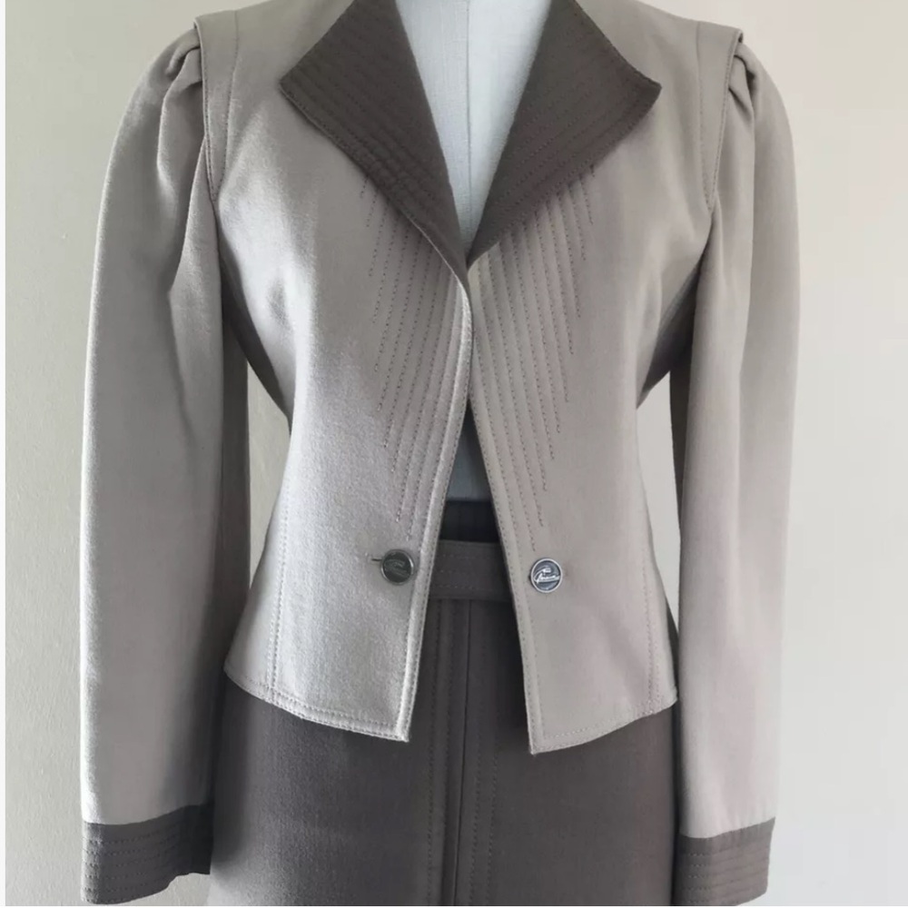 Louis Feraud Wool Blazer with Notched Lapel and Tailored Fit - Vintage - EUC